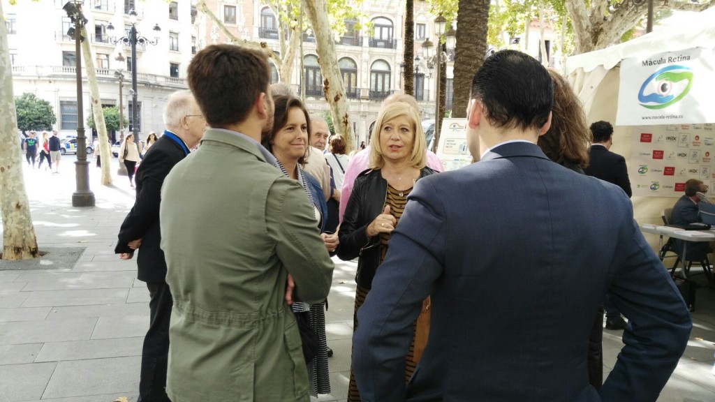 Blanca Fernández, presidenta del COOOA, en una de las actividades organizadas por la Asociación Mácula Retina por el Día Mundial de la Visión en Sevilla. 