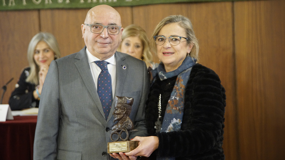 Inmaculada Morales, vicepresidenta del COOOA, entrega el _Premio Daza de Valdés a la Excelencia Profesional_ a Luis Miguel Traverso