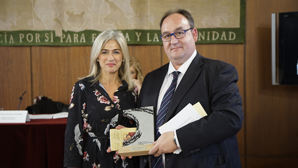 Patricia del Pozo entrega el reconocimiento honorífico a Raúl Bellés, director general manager de Topcon España