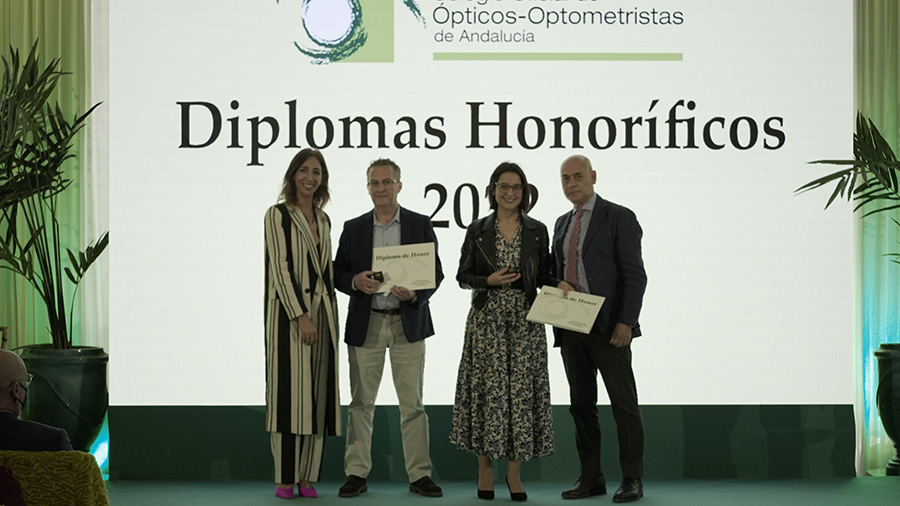 Objetor residuo Mona Lisa El COOOA entrega a los ópticos-optometristas andaluces que cumplen 25 y 40  años de colegiación sus diplomas honoríficos - COOOA