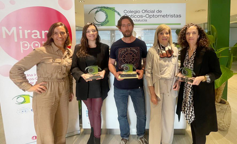 De izquierda a derecha: Begoña Antolín, vocal-delegada en Sevilla del COOOA; Julia Bovis, Ricardo Cubiella; Blanca Fernández, decana-presidenta del COOOA; y María José Bautista